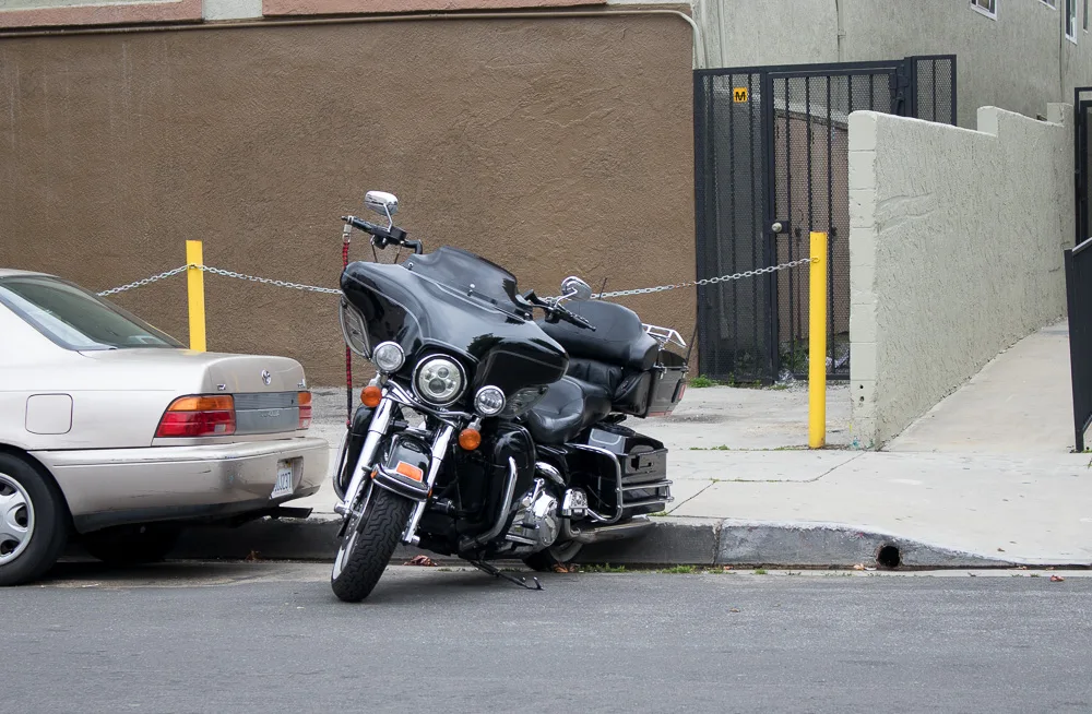 Wichita, KS - Motorcyclist Dies in Crash at 47th St & Woodlawn