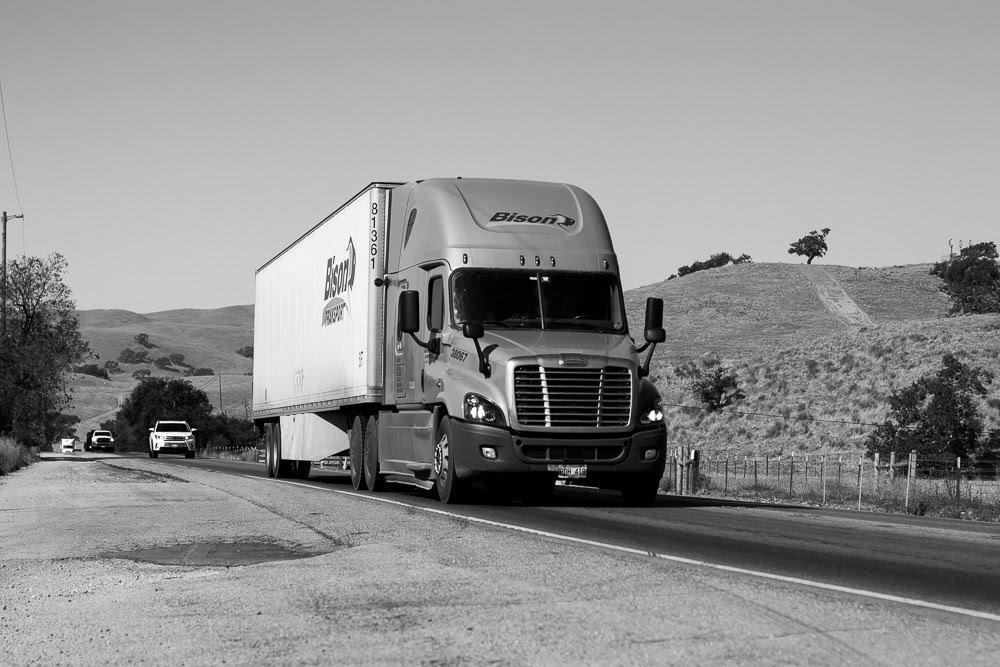 Tonganoxie, KS - Injuries in Freightliner Crash on I-70