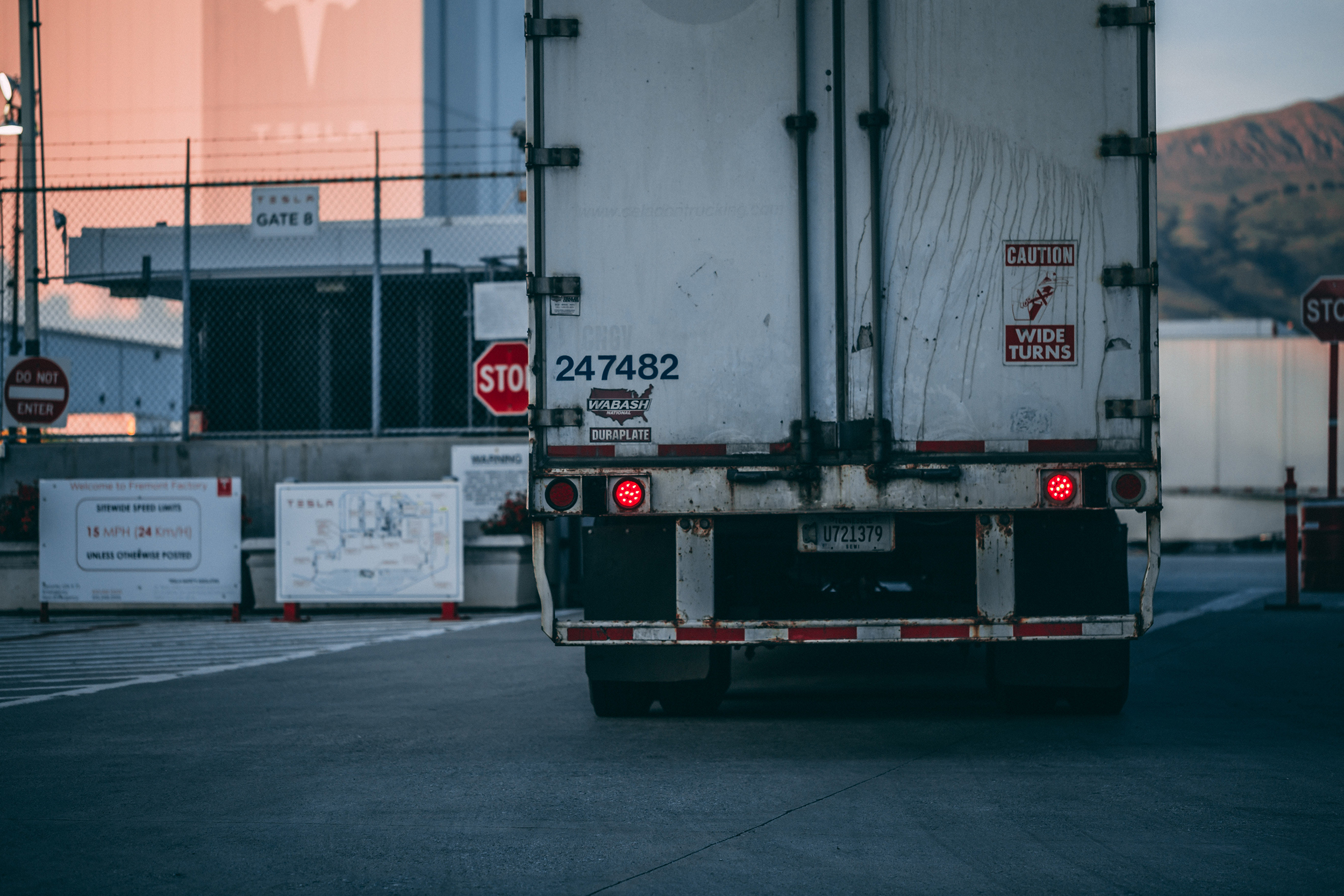 Kansas City, KS - Driver Hurt in Crash with Semi on I-635